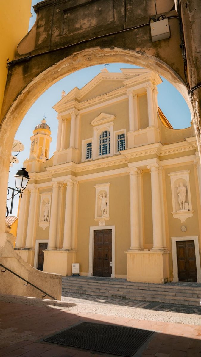 La Basilique Saint-Michel de Menton vue depuis une arche